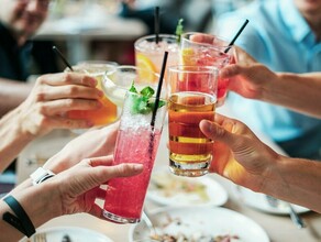 Россияне стали тратить меньше денег на алкоголь и рестораны