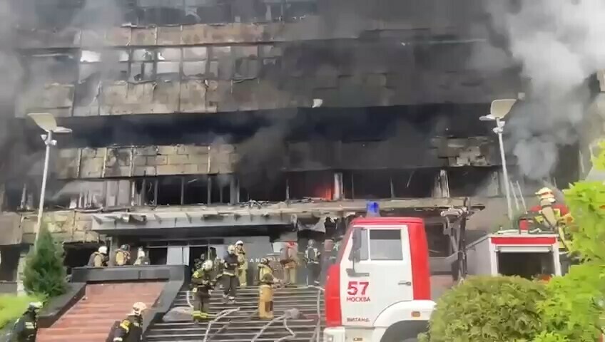 Причиной серьезного пожара в бизнесцентре Москвы мог стать поджог В здании продолжается поиск людей