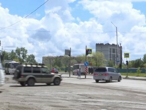 Мэр Благовещенска выехал на участок Игнатьевского шоссе где люди по ограждению преодолевали огромную лужу
