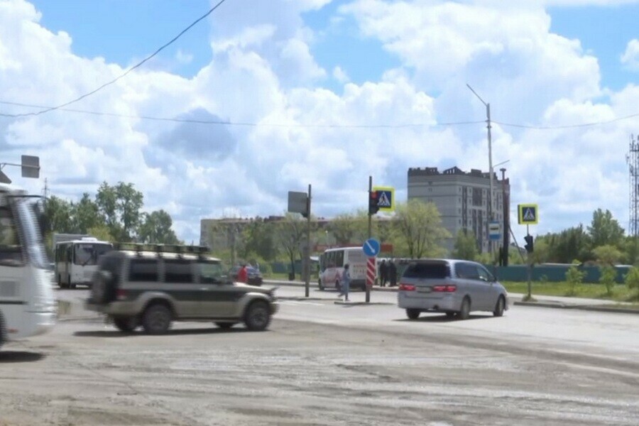 Мэр Благовещенска выехал на участок Игнатьевского шоссе где люди по ограждению преодолевали огромную лужу