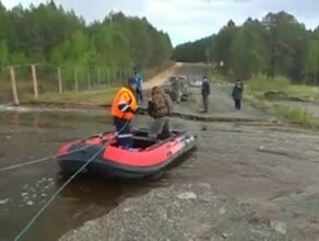 В Амурской области с селом отрезанным от мира паводком организовали канатную дорогу видео
