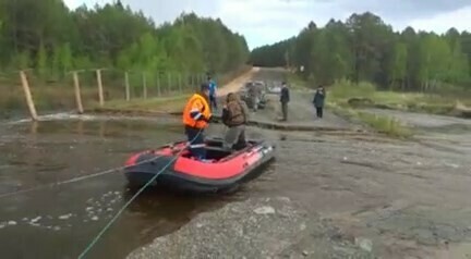 В Амурской области с селом отрезанным от мира паводком организовали канатную дорогу видео