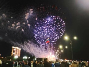 В честь Дня города фейерверк над Благовещенском запустили на высоту чуда света в Дубае