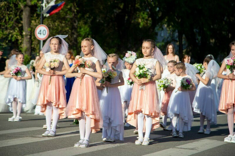 Парад невест и парад колясок прошли в Благовещенске Как это было фото