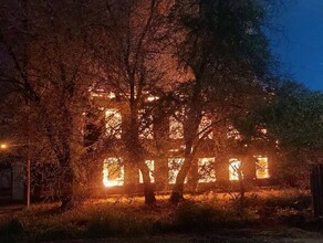 Ночью в Благовещенске полыхал дом видео