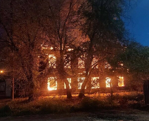 Ночью в Благовещенске полыхал дом видео