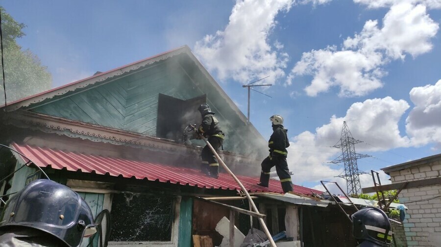 Жилой дом горел в Благовещенске днем фото видео