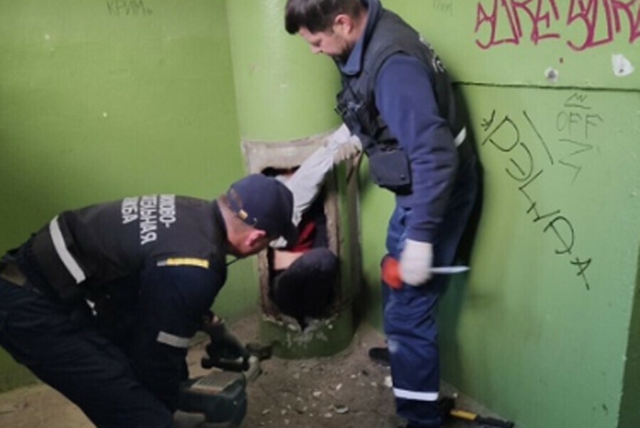 Женщина пытаясь достать телефон застряла в мусоропроводе