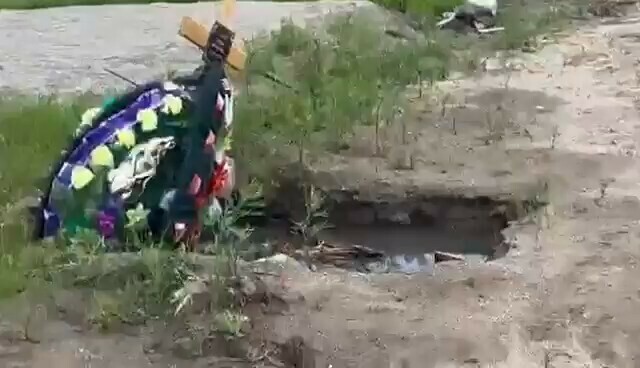 На благовещенском кладбище после дождей проваливаются могилы видео