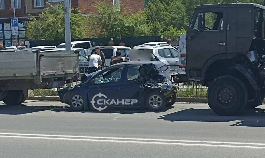 В Благовещенске после сильного удара легковой автомобиль зажало между грузовиками