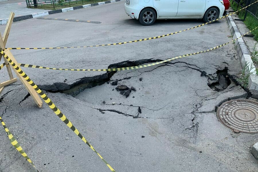 В одном из дворов Благовещенска провалился асфальт фото