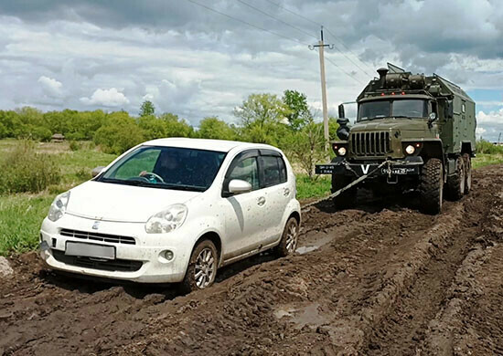 В Амурской области две женщины всю ночь провели в машине на размытой дороге в ожидании помощи