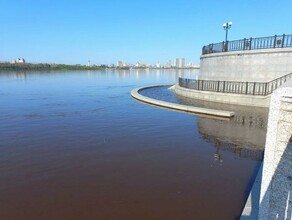 Нижний ярус набережной Амура в Благовещенске практически полностью скрылся под водой фото 