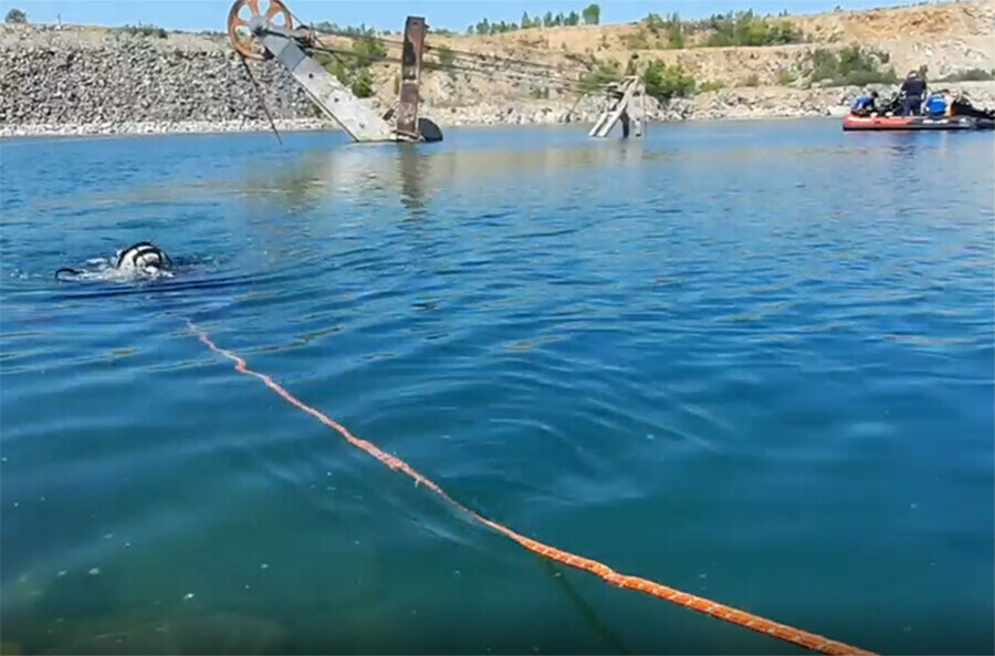 Амурские водолазы осмотрят затопленный экскаватор и извлекут тело видео