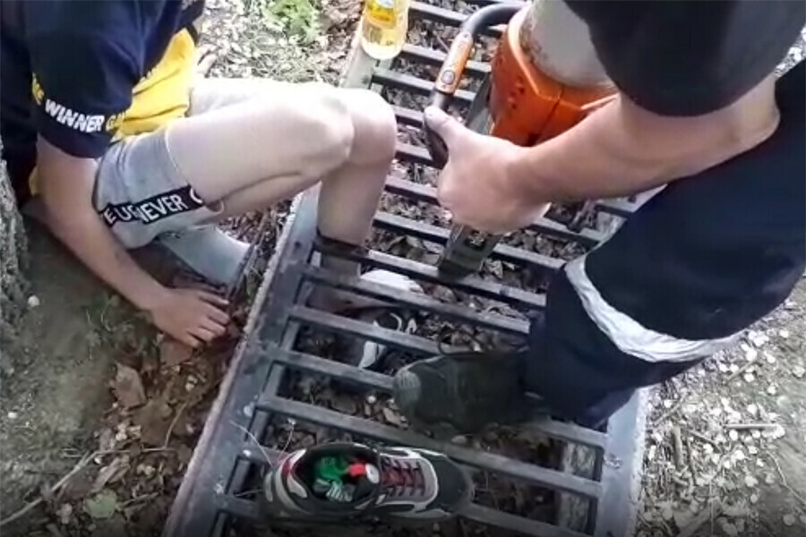 Амурские спасатели помогли мальчику попавшему ногой в капкан видео
