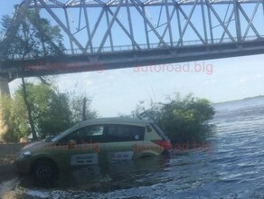 В реке Зее в Благовещенске заметили плавающий автомобиль