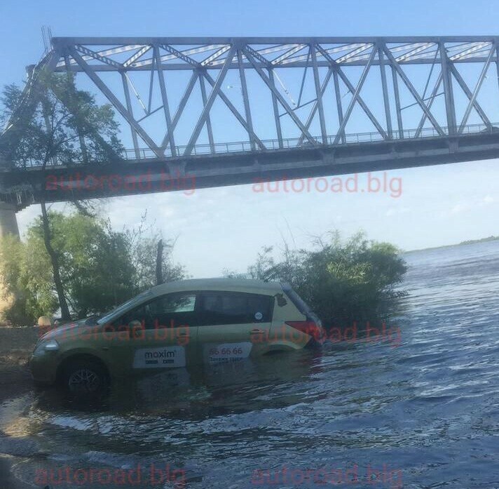 В реке Зее в Благовещенске заметили плавающий автомобиль