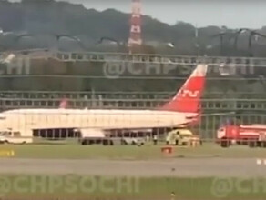 В аэропорту Сочи у Boeing 737 при посадке загорелось шасси