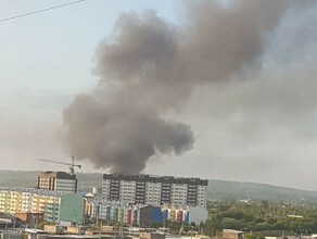 На окраине Благовещенска пожарные тушили крупный пожар в производственной зоне фото видео