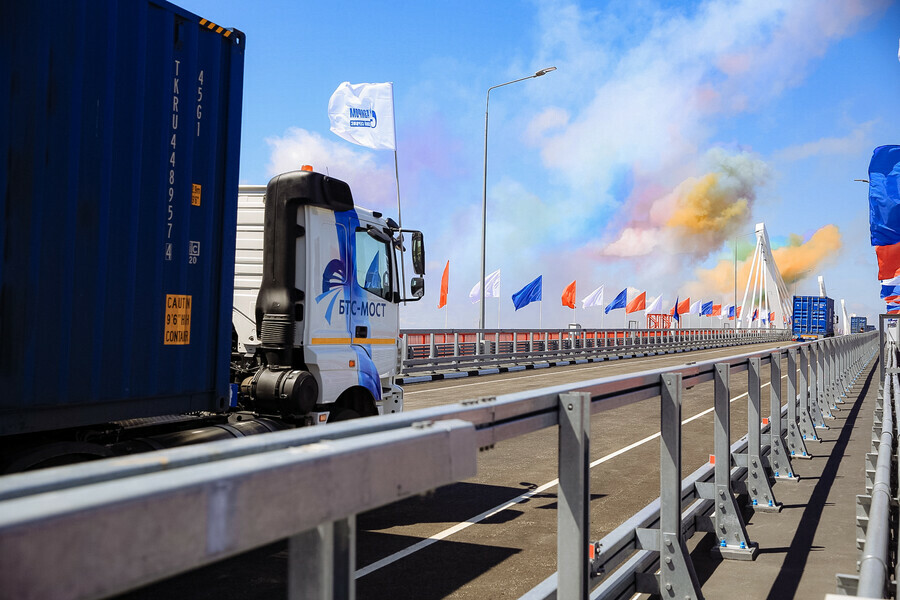 В Китай  соевое масло в Россию  шины что еще повезли первые грузовики по открытому международному мосту через Амур