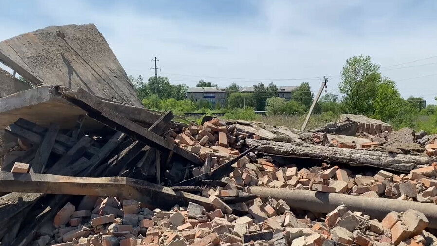 В Белогорске рухнула водонапорная башня фото видео