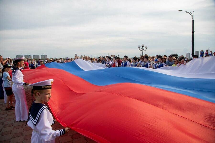 На набережной Благовещенска День России отметили праздничным концертом фото 