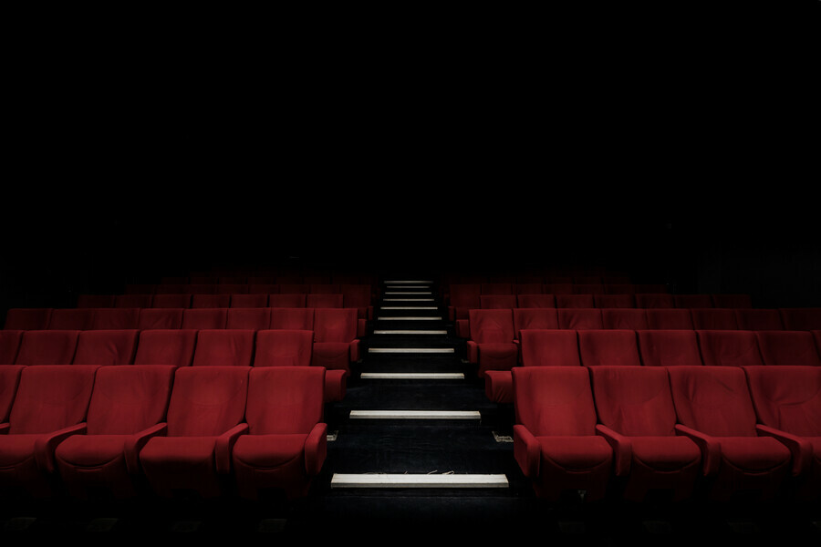 Кинотеатры в регионах начали переходить на работу в выходные дни или закрываться