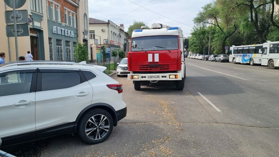 В Благовещенске перед городским судом перекрыли дорогу Людей эвакуировали из здания