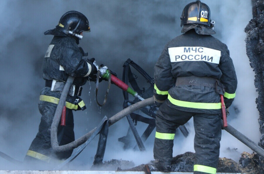 В Благовещенске огонь разбушевался в деревянном доме на улице Раздольной