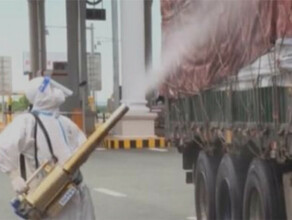 В китайском городе Хэйхэ грузовые автомобили дезинфицируют круглые сутки