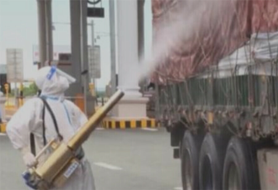 В китайском городе Хэйхэ грузовые автомобили дезинфицируют круглые сутки
