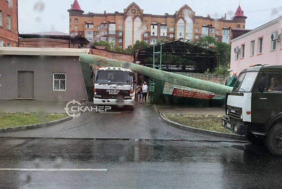 В Благовещенске на машину рухнули ворота