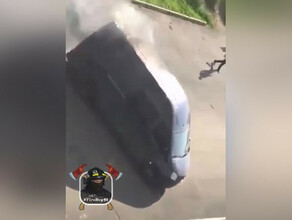 Мужчина спасал свое авто от огня но въехал в дом и погиб видео