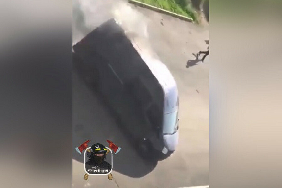 Мужчина спасал свое авто от огня но въехал в дом и погиб видео