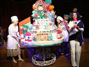 Театр из шоколада и Ника из маршмеллоу в Благовещенске испекли необычный торт 