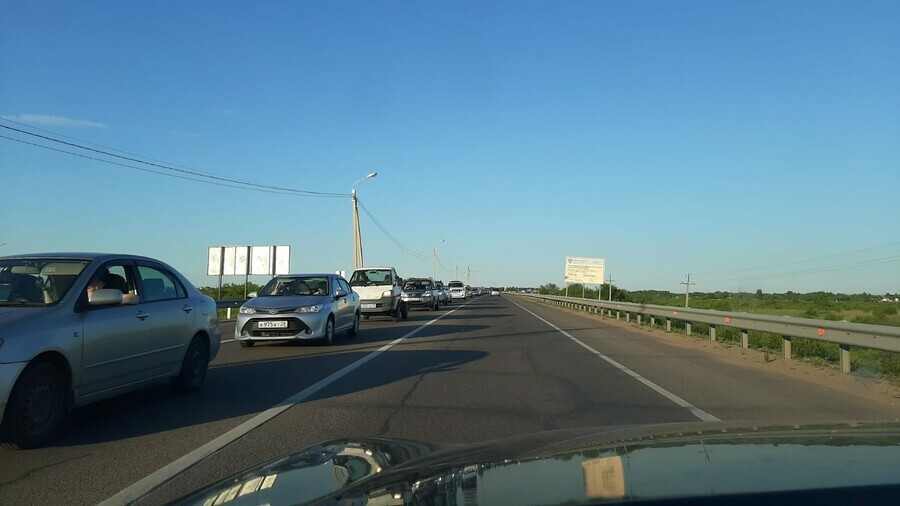 Въезд в Благовещенск сковала огромная пробка