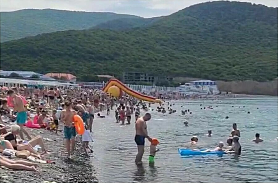 Они все к нам приехали Пляжи на юге России забиты туристами