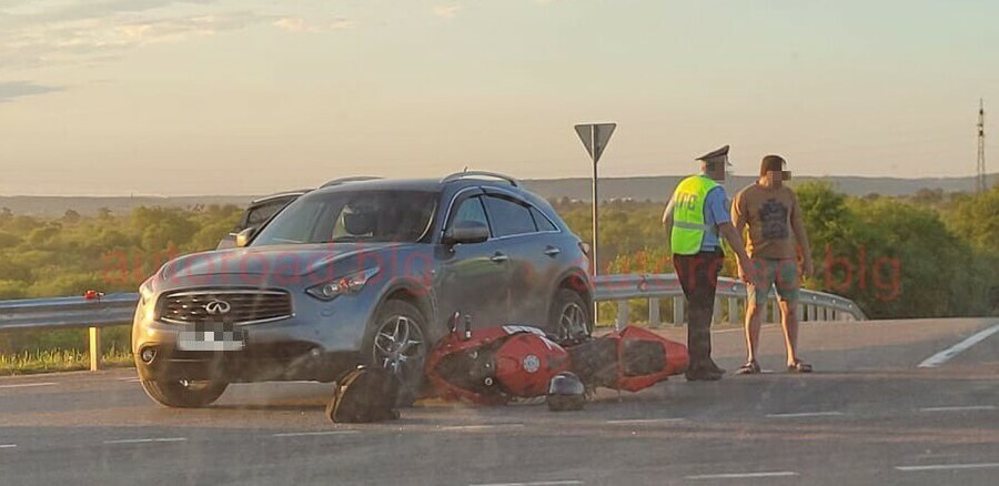 Прямо на посту ДПС в Благовещенске столкнулись Infiniti и мотоцикл