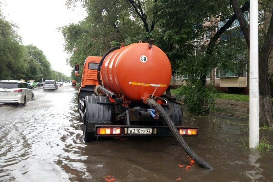 В Благовещенске ликвидируют последствия непогоды фото