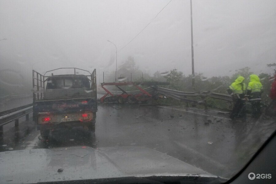 Кабина вылетела с проезжей части во Владивостоке во время дождя разбился автовоз фото видео 
