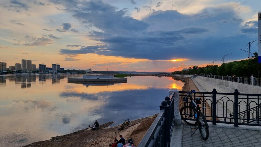 Амур life. Благовещенск фото. Серебряная миля Благовещенск. Картинка набережная Амура в Благовещенске возле гостиницы юбилейной.