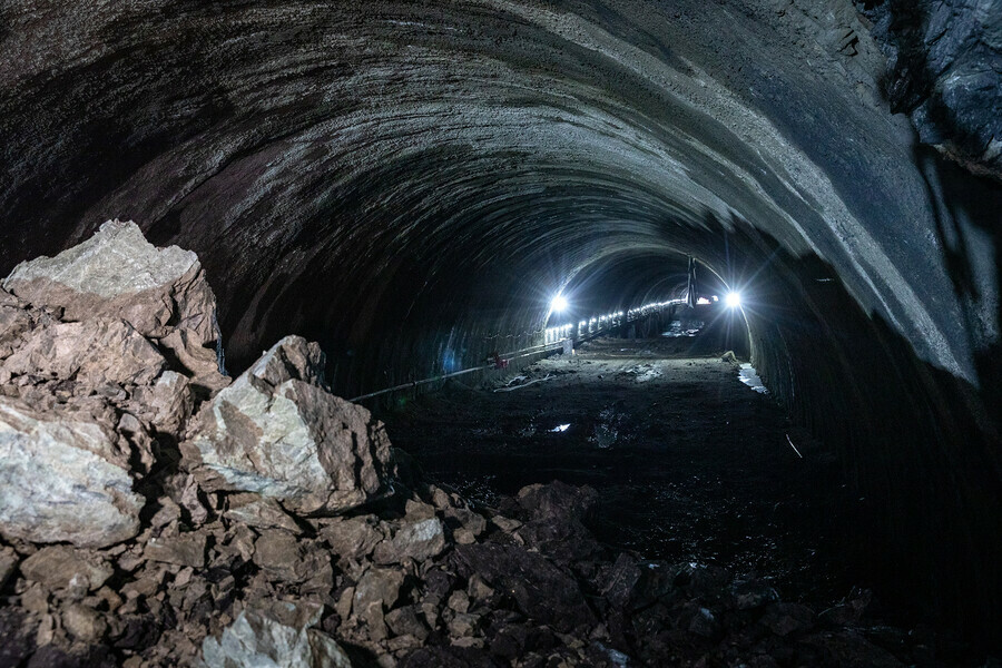 Знаковый этап для всей страны в Амурской области строители провели сбойку нового Керакского тоннеля