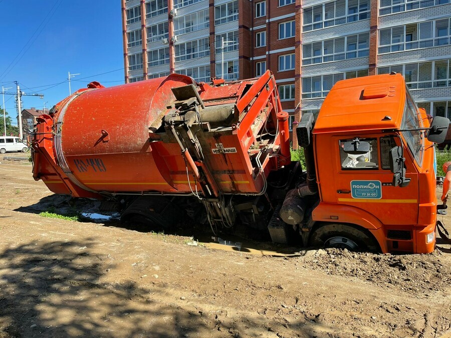 В Благовещенске мусоровоз попал в западню на дороге