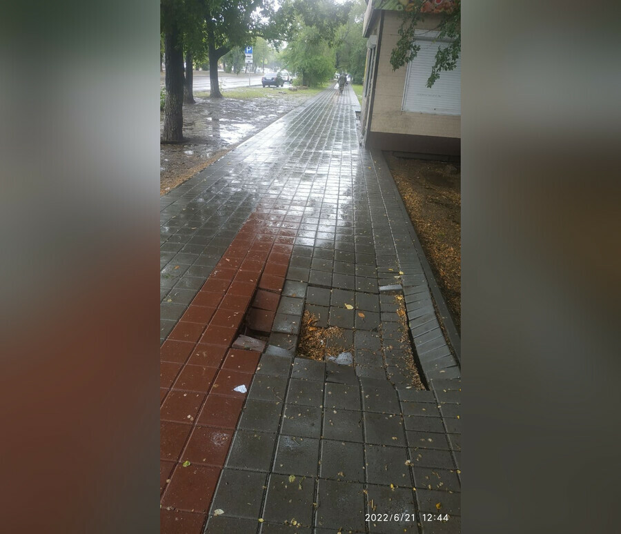 На недавно отремонтированном участке улицы Горького проваливается тротуар