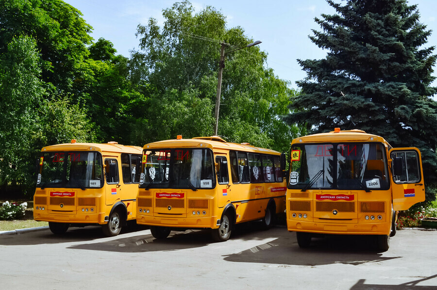 Амурская область передала школам Донецкой народной республики автобусы и ноутбуки 