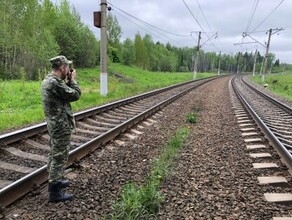 Поезд насмерть сбил трех выпускников которые шли в кафе