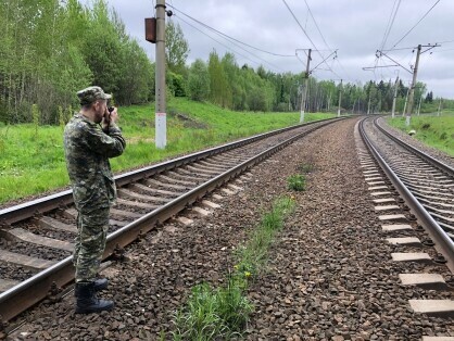 Поезд насмерть сбил трех выпускников которые шли в кафе