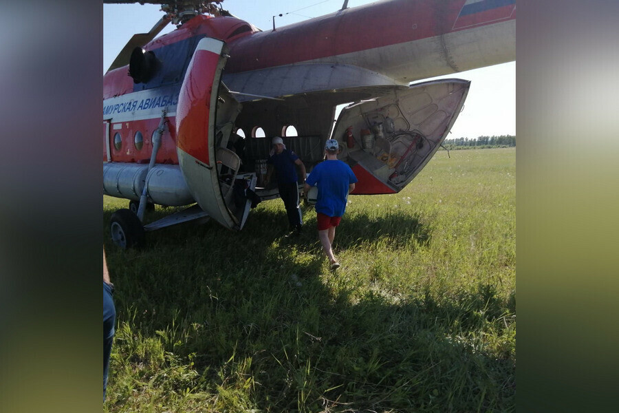 Жителям поселка Береговой на вертолете доставили продукты фото 