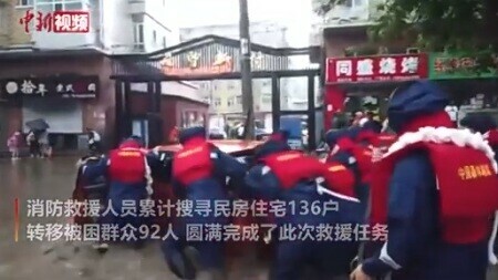 Изза сильных ливней на западе городского округа Хэйхэ эвакуировали жителей видео
