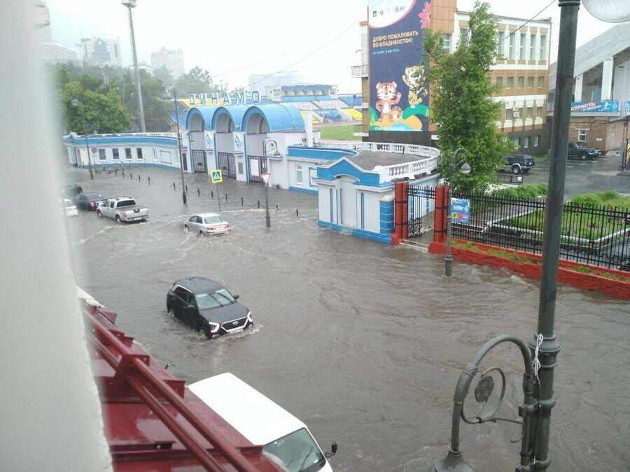 Утренний дождь затопил Владивосток часть города осталась без света фото видео